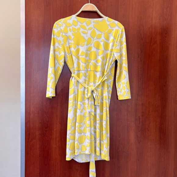 A Pea In The Pod Maternity Mock Wrap Dress Size Small 3/4 Sleeves Yellow Print - Picture 6 of 8